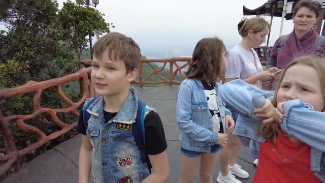 Стеклянный мост в Китае, экстремальный спуск, гонки на карах, еда, съемки - Дневник канала #10 смотреть онлайн