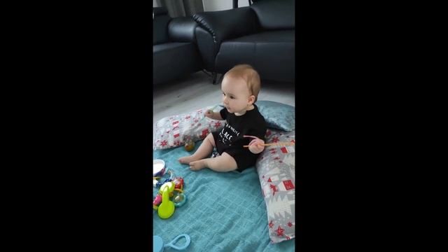 Adorable baby shows promising drumming talent смотреть онлайн