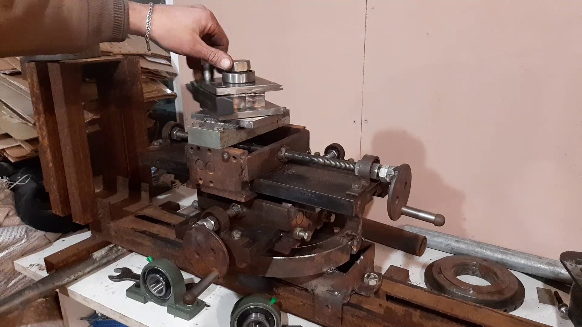Токарный станок из хлама своими руками \ Продольная и поперечная подача \ Резцедержатель Часть 3 смотреть онлайн