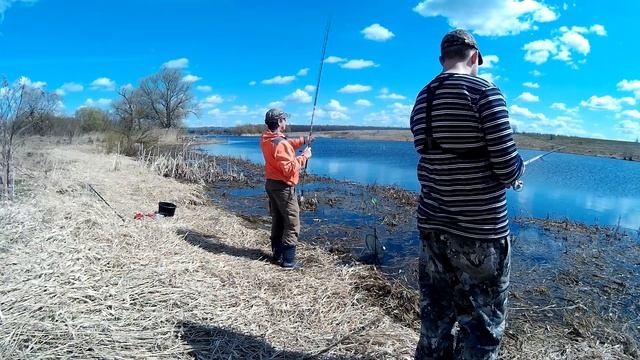 Ловим традиционную весеннюю уклейку на поплавочную снасть смотреть онлайн