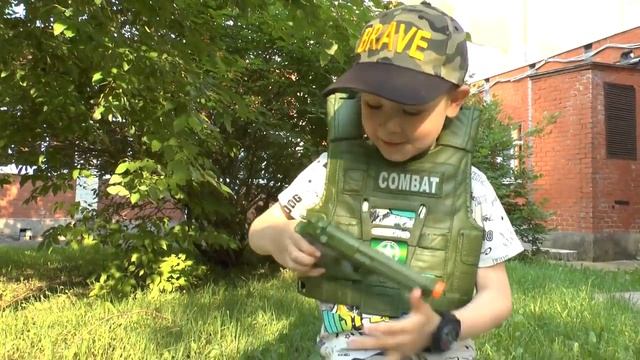 Макс открывает военный набор и оружие игрушки для мальчиков Видео для детей смотреть онлайн
