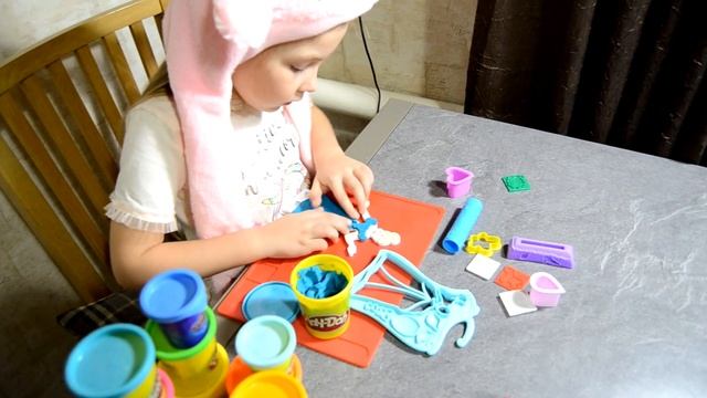 Лепим дизайнерское платье для Золушки из пластилина "Play -Doh" смотреть онлайн