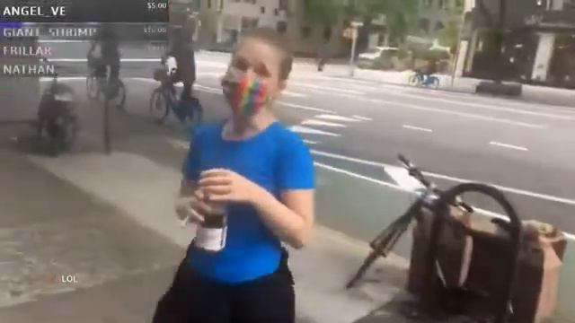 Активист Black Live Matter ходит по Нью-Йорку и предлагает белым встать на колени и извиниться
