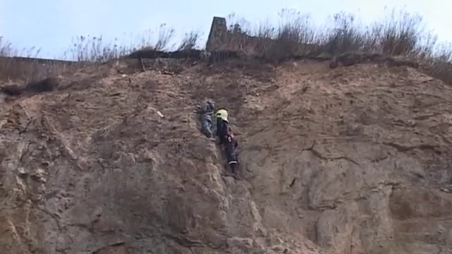 Девятилетний мальчик застрял на отвесной скале в районе Эгершельда смотреть онлайн