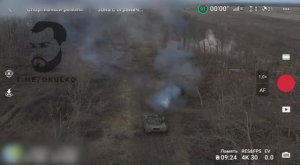 Танк ВС РФ работает прямой наводкой. 18+