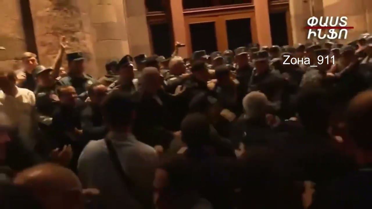 Взрывы в Ереване: Протестующие требуют отставки Пашиняна и вступления в войну с Азербайджаном. смотреть онлайн