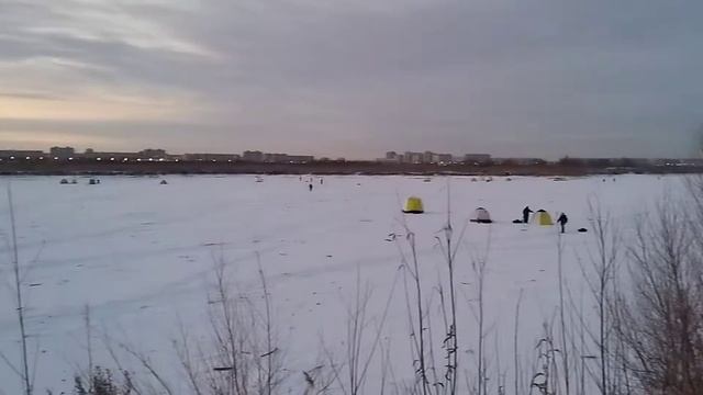 Зимняя рыбалка на реке Иртыш (Лампочка) город Омск смотреть онлайн