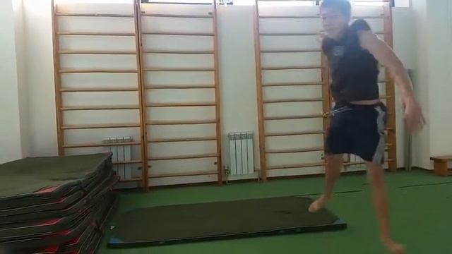 Заднее сальто/Backflip смотреть онлайн