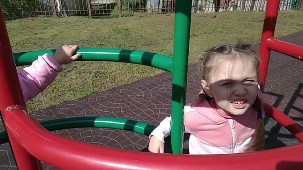 Взгляд снизу. Как зовут воспитателя?