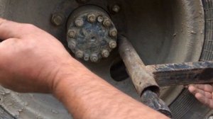 КАК ОТКРУТИТЬ ГАЙКИ НА КОЛЕСАХ! БЕЗ ПРОБЛЕМ НА ГАЗ 53