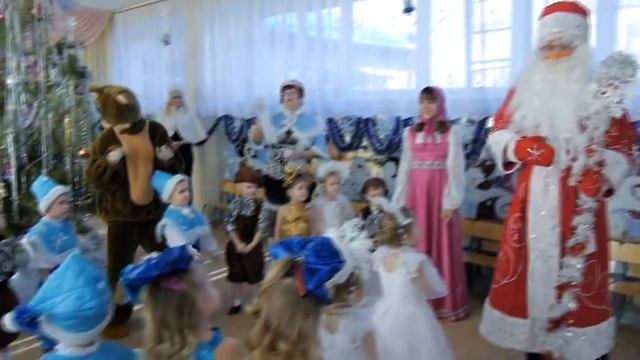 НОВОГОДНИЙ ЯБЛОНЬКА утренник МЛ ГР г.СЛАВЯНСК д-с РОМАШКА 2016г 2часть смотреть онлайн