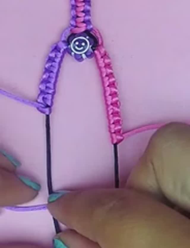 ⭐как сделать ПРОСТЫЕ браслеты из пряжи в вариации макраме с диагональным плоским узлом 👫#shorts # смотреть онлайн