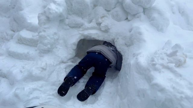 Снежная крепость и самая большая горка из снега! смотреть онлайн