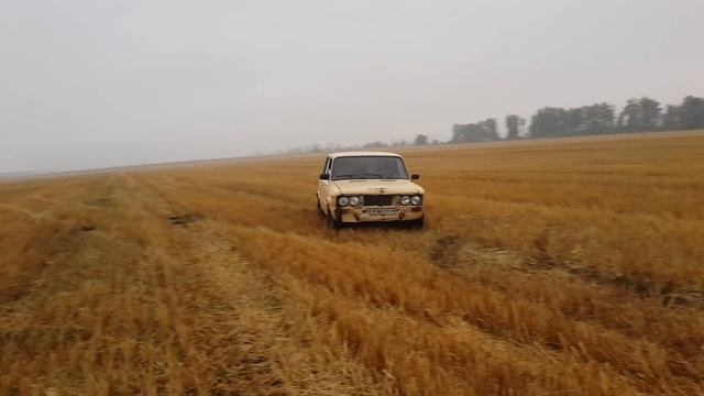 Дрифт по полю на шестёрке ВАЗ 2106 смотреть онлайн