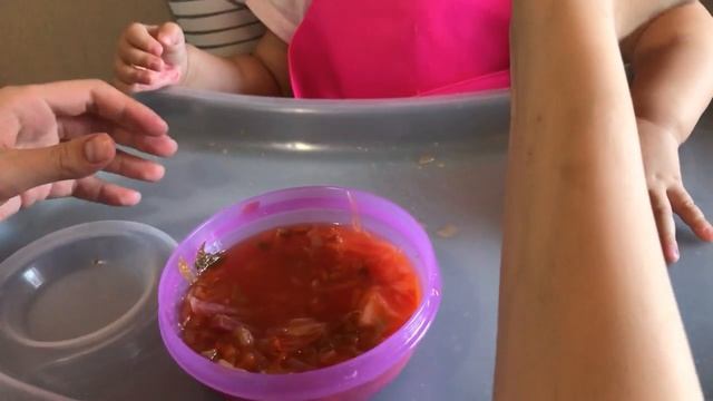 Детка кушает борщ первый раз Baby eats borsch for the first time смотреть онлайн