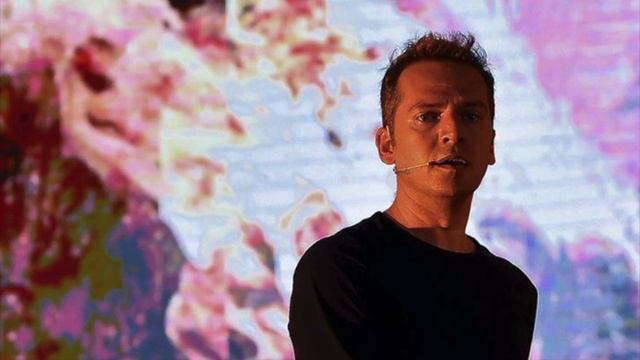 Vincenzo Capezzuto Sings 