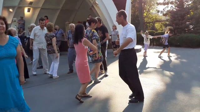 ГОРИТ КАЛИНЫ ЦВЕТ! ТАНЦЫ В ПАРКЕ ГОРЬКОГО ХАРЬКОВ смотреть онлайн