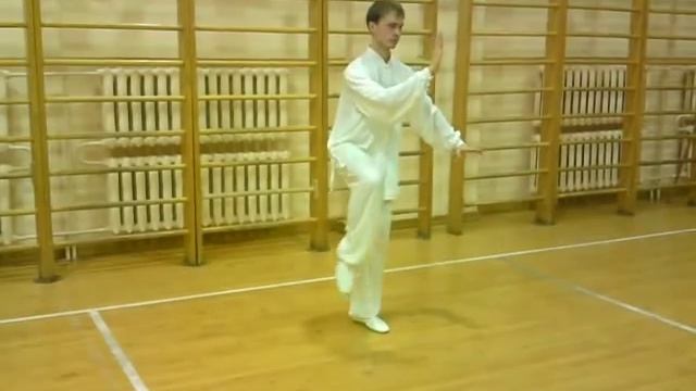 ЗОЛОТОЙ ПЕТУХ СТОИТ НА ОДНОЙ НОГЕ АНДРЕЙ ЗАЙЦЕВ смотреть онлайн