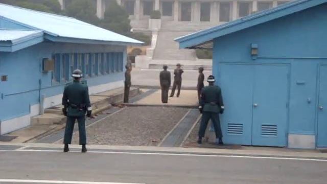 DMZ weird moment North Korea DPRK soldiers picture смотреть онлайн