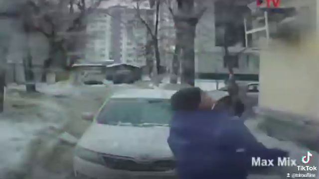Последствия отсутствия снегозадержателей... #руфлайн #снегозадержание #ограждения #снегопад #опасно смотреть онлайн