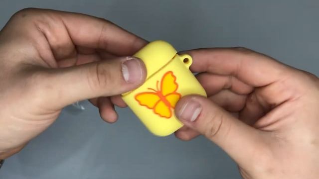 Видео обзор: Чехол для Apple AirPods силиконовый с бабочкой желтый смотреть онлайн