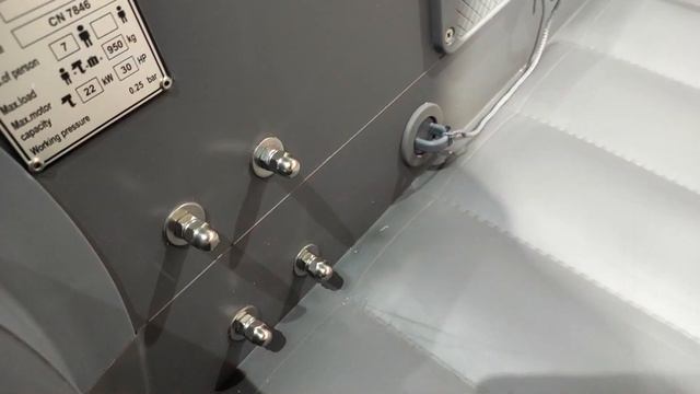 Grace Wind 420 с фальшбортом и тентом