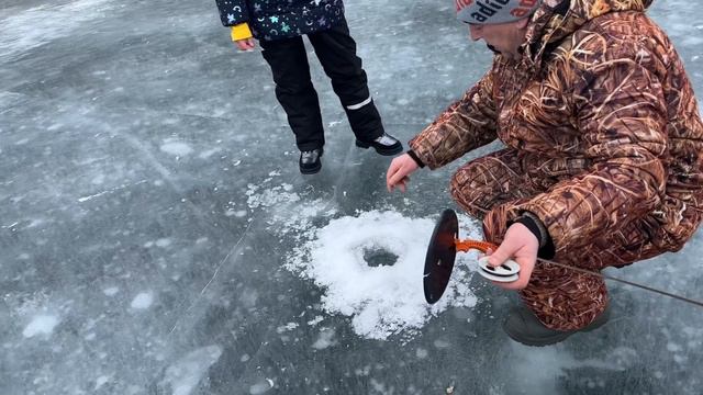 МАЛЕНЬКАЯ ДЕВОЧКА*ПОКАЗЫВАЛА КАК ЩЕГЛАМ ЛОВИТЬ ЩУКУ НА ЖЕРЛИЦЫ* ЗИМОЙ* смотреть онлайн