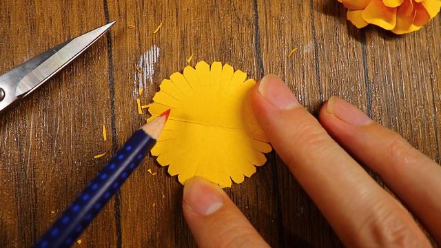 紙で作るマリーゴールドの花の作り方（音声解説あり） ペーパーフラワー DIY How to make paper marigold flowers.【つくるモン】 смотреть онлайн