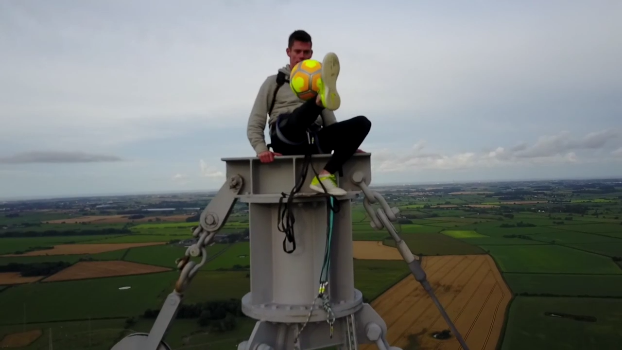 Футбольный фристайл на высоте 600 футов смотреть онлайн