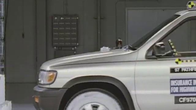 1997 Nissan Pathfinder moderate overlap IIHS crash test смотреть онлайн