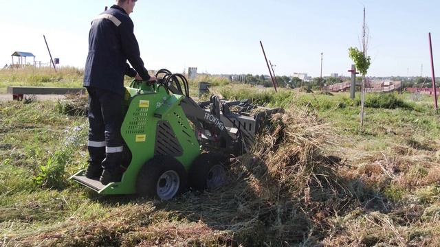 Мини-погрузчик FRONTMEN. Уборка скошенной травы смотреть онлайн
