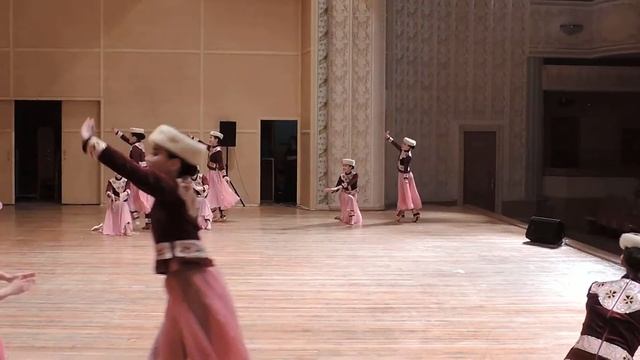 Уйгурский танец. Алматы 2.05.2017г. смотреть онлайн