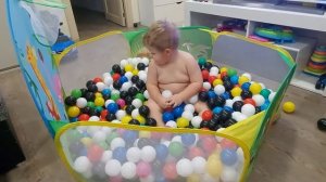 Чем удивить ребёнка?Купили 600 шариков в детский сухой бассейн.Реакция ребёнка на бассейн с шарами.