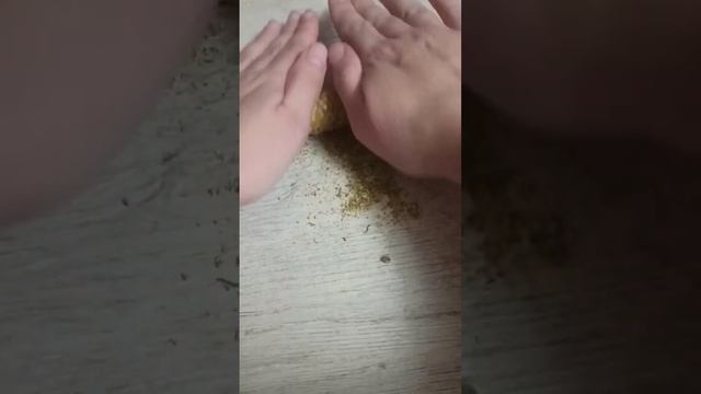 Как создаётся свеча из вощины с травами. Свеча в обсыпке пижмы. смотреть онлайн