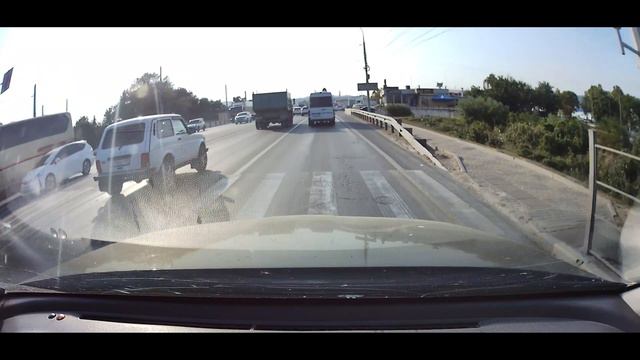 Не завидую тем, кто сейчас едет на море . По улицам Новороссийска на машине. смотреть онлайн