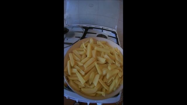 Как пожарить картошку с золотистой корочкой и нарезкой соломкой? смотреть онлайн