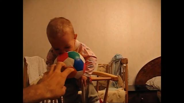 ребенок встает НА НОГИ самостоятельно учиться ходить по квартире от двери до дивана смотреть онлайн