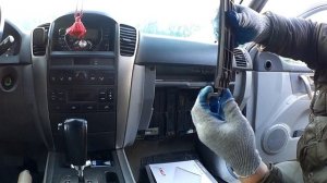 Kia Sorento замена салонного фильтра.