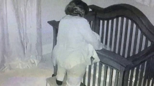 Мама оставила ребенка с бабушкой.. Но когда она увидела запись камеры, то просто не поверила! смотреть онлайн