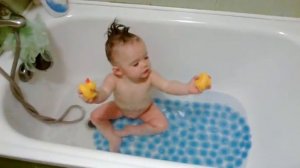 Learning to swim in the bathroom! Купаем ребенка в ванной.