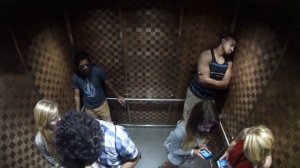 ЧЕРНЫЙ ПАЦАН ПЕРДИТ В ЛИФТЕ / ПРАНК