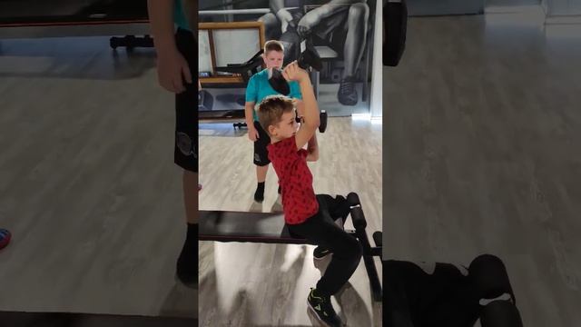 жим гантелей у детей смотреть онлайн