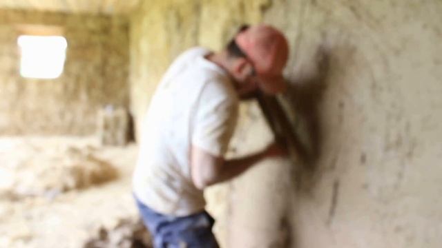 Штукатурка стены. Дом из соломы и глины. Соломенный дом своими руками. смотреть онлайн
