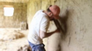 Штукатурка стены. Дом из соломы и глины. Соломенный дом своими руками.