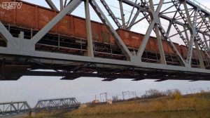 ВЛ8-395 с грузовым поездом проходит по железнодорожному мосту