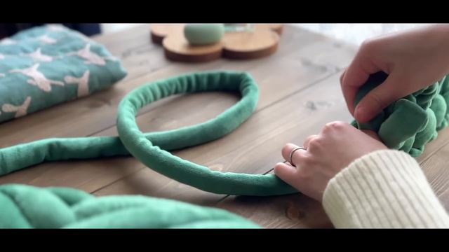 SUB【手芸と暮らしvlog】卯年に合うミナペルホネンの刺繍生地🐇｜緑のベロア生地で編む、お散歩バッグとミニリース🧶｜チャンキーニットを楽しむ日｜北欧生まれのイヤホン Sudio T2｜ смотреть онлайн