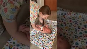 Как правильно взять на руки новорождённого. Способы ношения новорождённого.