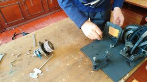 Электропривод для рукавной швейной машинке "Версаль" из деталей автомобиля ВАЗ.