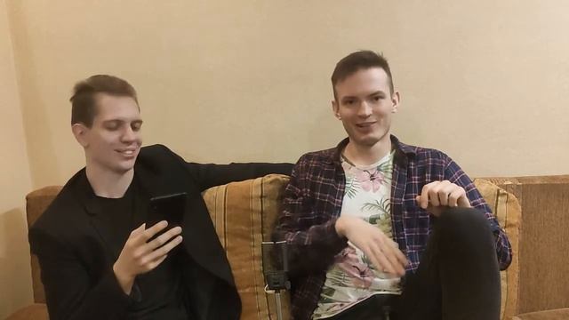 Девушка ПРОСИТ ПОДАРИТЬ ТЕЛЕФОН! А у парня нет денег. Что ей ответить? Девушка выпрашивает подарок. смотреть онлайн