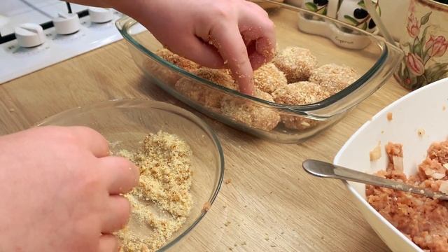 Фишболы их красной рыбы в сливочном соусе с булгуром и шпинатом смотреть онлайн